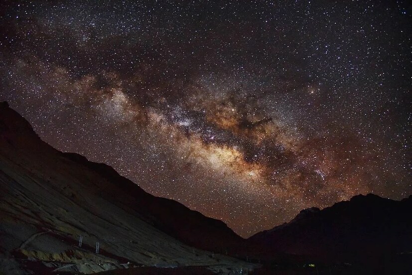 स्पीति व्हॅली, हिमाचल प्रदेश : लडाखपेक्षा अधिक सहज पोहोचता येणारे हे ठिकाण मिल्की वे पाहण्यासाठी उत्कृष्ट आहे. इथले विरळ वातावरण आणि उंचावरील स्थान स्पष्ट आकाश देते. एप्रिल ते ऑक्टोबर या दरम्यान तुम्ही इथे भेट देऊ शकता. दिल्लीहून 5 दिवसांसाठी साधारण खर्च ₹15,000 ते ₹25,000 इतका होतो.