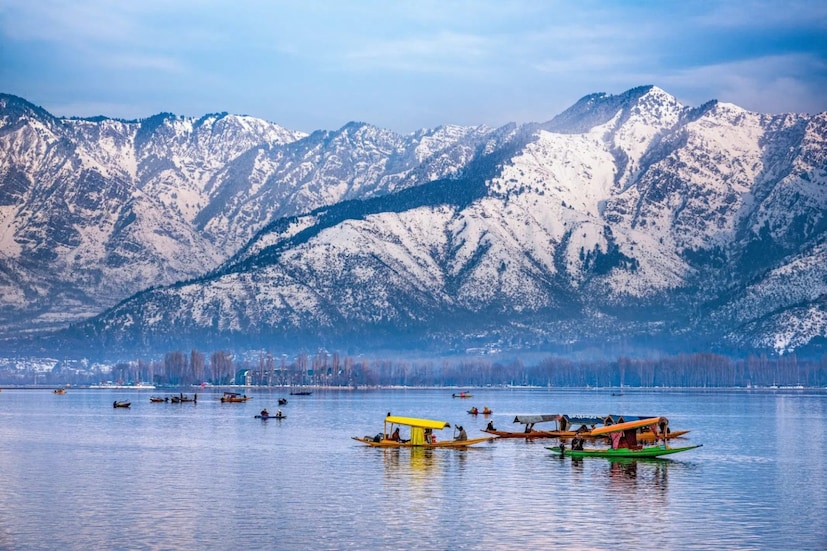 लग्नाच्या आनंदानंतर, हनिमून प्रत्येक जोडप्यासाठी खास क्षण घेऊन येतो. हा फक्त एक प्रवास नाही तर प्रेम आणि आठवणींचा प्रवास आहे. जर तुम्ही नवीन लग्न केले असेल आणि तुमचा हनिमून संस्मरणीय बनवू इच्छित असाल, तर भारतात अनेक सुंदर ठिकाणे आहेत जिथे तुम्ही तुमच्या जोडीदारासोबत काही खास क्षण घालवू शकता. श्रीनगर : श्रीनगर हे नाव बर्फाच्छादित पर्वत आणि तलावांच्या सौंदर्याची आठवण करून देते. दाल सरोवरावर हाऊसबोट राईड तुम्हाला स्थानिक संस्कृतीशी जोडते. ट्यूलिप गार्डन आणि शालीमार बागला भेट देणे तुमचा दिवस खास बनवते. लाल चौक बाजारात खरेदी करणे आणि स्थानिक जीवनाचा अनुभव घेणे देखील हनिमूनला संस्मरणीय बनवते.