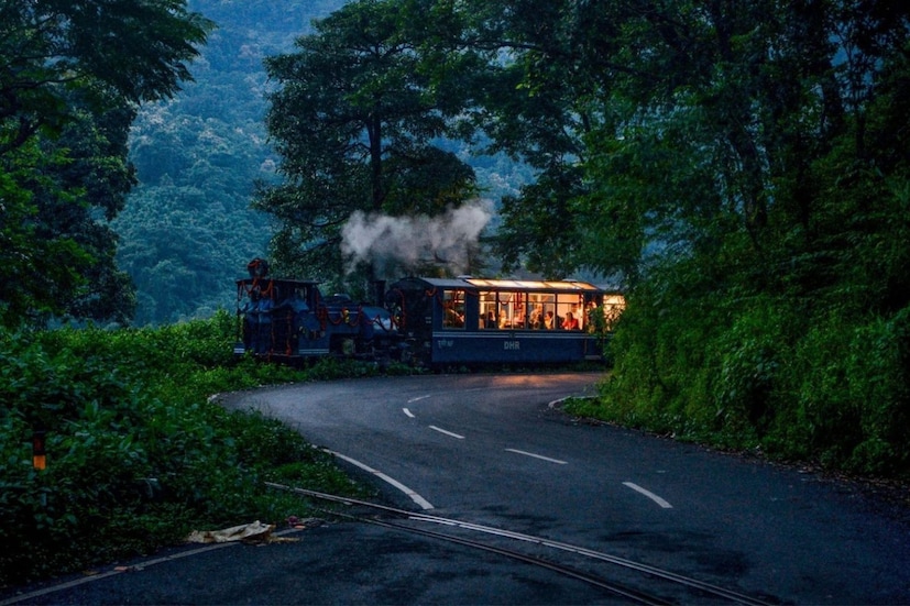 दार्जिलिंग : दार्जिलिंगला डोंगरांची राणी म्हणून ओळखले जाते. येथील पाइन वृक्ष, धबधबे आणि हिरवेगार चहाचे मळे हनिमूनसाठी आरामदायी अनुभव देतात. टॉय ट्रेनचा प्रवास आणि माउंट एव्हरेस्टचे दृश्य तुमचे प्रेम आणखी वाढवेल.