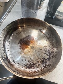 तव्यावर जमलेला काळा थर कसा काढायचा? 5 मिनिटांत चमकेल पॅन, वापरून पाहा 'ही' ट्रिक