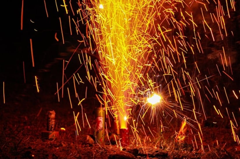 दिवाळीच्या रात्री दिवे लावल्यानंतर, फटाके लावताना काळजी घेणे अत्यंत महत्वाचे आहे. अन्यथा, थोडीशी चूक देखील अपघातास कारणीभूत ठरू शकते, ज्यामुळे नुकसान होऊ शकते. म्हणून, सर्वात पहिले आणि महत्त्वाचे म्हणजे, मुले प्रौढांच्या देखरेखीशिवाय फटाके लावू नयेत याची खात्री करा.