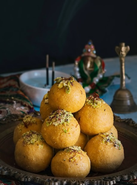 योग्य बेसन निवडा: लाडू बनवण्यासाठी नेहमी जाडसर किंवा रवाळ बेसन वापरा. बारीक बेसन वापरल्यास लाडू कडक आणि चिवट होतात. रवाळ बेसन बाजारात उपलब्ध नसेल, तर साध्या बेसनात थोडा बारीक रवा मिसळा.
