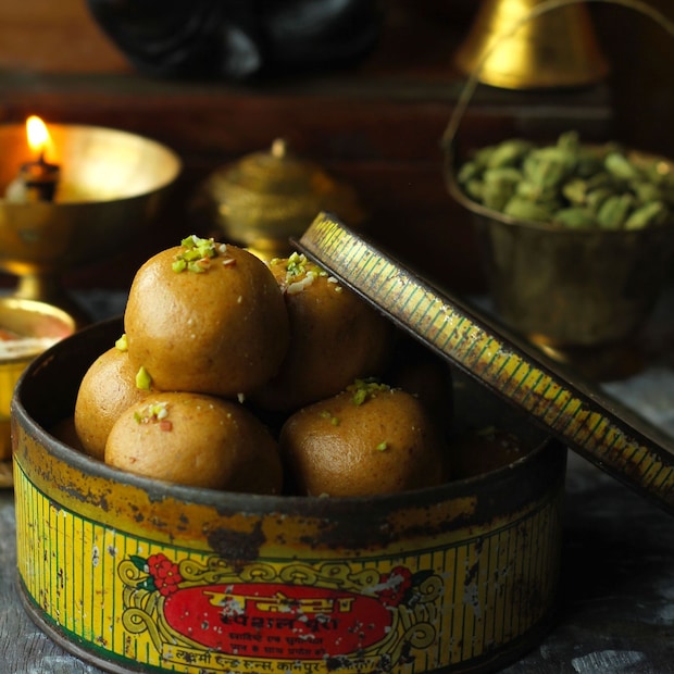 मंद आचेवर भाजा: बेसन नेहमी मंद किंवा मध्यम-मंद आचेवरच भाजावे. बेसन भाजण्याची घाई करू नका. बेसनाला सोनेरी रंग येऊन सुगंधी वास येईपर्यंत भाजणे आवश्यक आहे. जर बेसनाचा रंग गडद झाला नाही आणि ते कच्चे राहिले, तर लाडू दातांना चिकटतात.