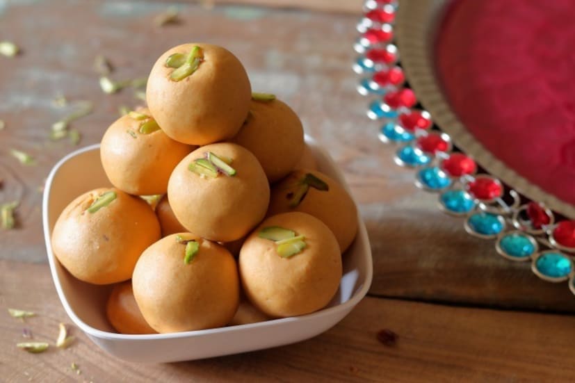 तूप आणि बेसनाचे प्रमाण: बेसनाच्या लाडवांची मऊकता तुपावर अवलंबून असते. लाडू कडक होऊ नयेत म्हणून तूप थोडे जास्त वापरा. साधारणपणे, 1 कप बेसनासाठी अर्धा कप ते पाऊण कप (1:0.5 किंवा 1:0.75) शुद्ध तूप वापरा. बेसनाचे मिश्रण भाजताना ते थोडे पातळ वाटले पाहिजे.