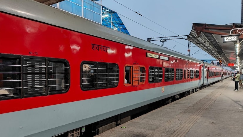 रेल्वेच्या एसी फर्स्ट क्लास कोचमध्ये प्रवाशांना दोन किंवा चार बर्थ असलेल्या केबिनची सुविधा दिली जाते. यामुळे जोडप्यांना मोठी सोय होते आणि त्यांना प्रायव्हसी मिळते. या केबिन खोलीच्या आकाराच्या असतात, ज्यामुळे ते आरामात त्यांचे दरवाजे बंद करू शकतात आणि त्यांचा प्रवास सुरू ठेवू शकतात.