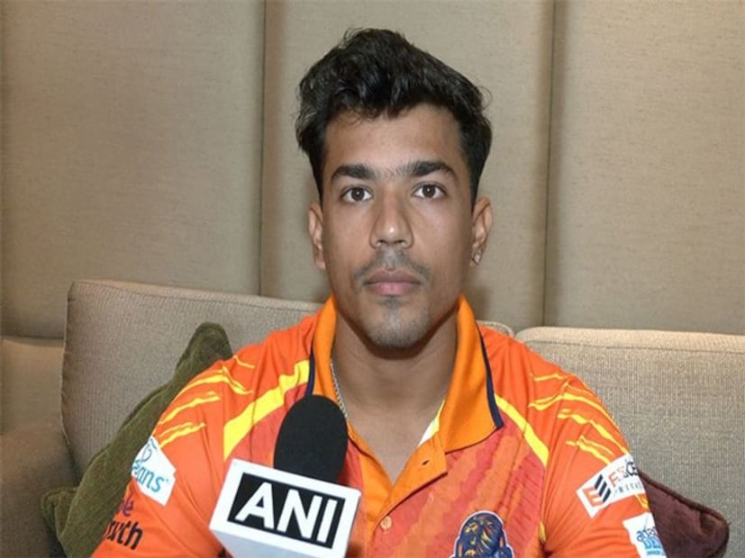 तरीही, एमबीएचा हा विद्यार्थी खचला नाही आणि रणजी ट्रॉफीमध्ये हैदराबादविरुद्ध शानदार द्विशतक झळकावून त्याचे दुःख कमी केले. त्याच्या शानदार खेळीमुळे दिल्लीला पहिल्या डावात मजबूत धावसंख्या गाठता आली.