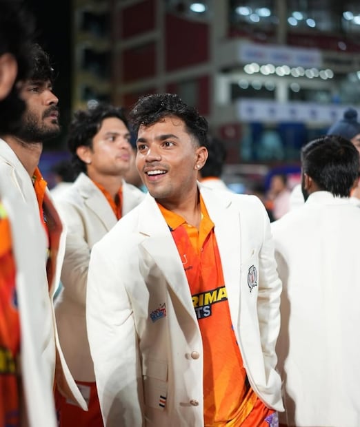 रणजी ट्रॉफीच्या दुसऱ्या दिवशी, दिल्लीने आपला पहिला डाव 4 बाद 529 धावांवर घोषित केला. 23 वर्षीय फलंदाज आयुष दोसेजाने दिल्लीच्या प्रभावी धावसंख्येत मोलाची भूमिका बजावली. त्याने पदार्पणातच शानदार द्विशतक झळकावले आणि हैदराबादला मागे टाकले.