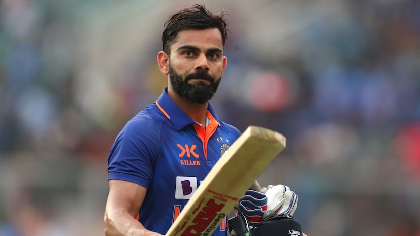 जर विराट कोहलीने इंडिया विरुद्ध ऑस्ट्रेलिया एकदिवसीय सामन्यात एक सेंचुरी मारली तर तो क्रिकेटचा देव सचिन तेंडुलकर यांचाही रेकॉर्ड मोडेल. सध्या हे दोन्ही दिग्गज खेळाडू सामान सेंचुरीच्या आकड्यावर आहेत. विराट कोहलीची ही एक गोल्डन अपॉर्च्युनिटी असेल जर त्याने या एकदिवसीय सामन्यात आणखी एक शतक केले. तर तो सचिन तेंडुलकरचा 51 सेंचुरीजचा रेकॉर्ड मोडेल.