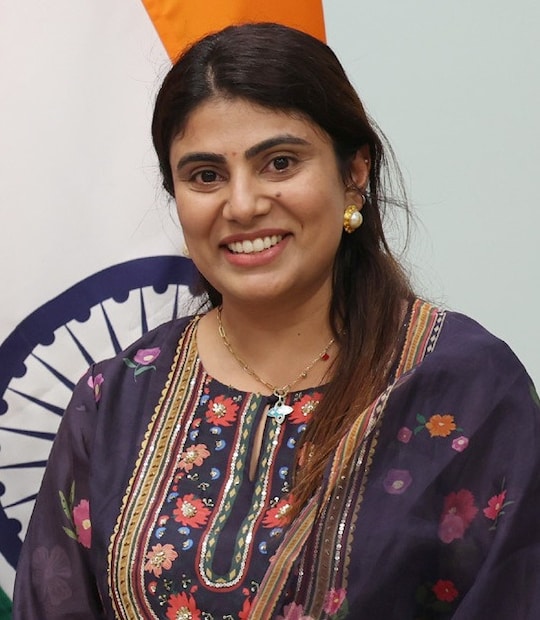 भारताचे प्रसिद्ध क्रिकेटपटू रवींद्र जडेजाची पत्नी रिवाबा जडेजा यांची कहाणी एखाद्या परीकथेपेक्षा कमी नाही. एक मेकॅनिकल इंजिनिअर, तिला किंवा तिच्या कुटुंबालाही कल्पना नव्हती की तिचे आयुष्य इतके मोठे वळण घेईल.