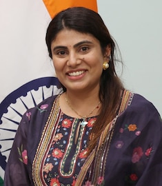 इंजिनिअर ते आमदार, मिसेस जडेजा आता गुजरातच्या मंत्री, रिवाबाची एकूण संपत्ती किती इंजिनिअर ते आमदार, मिसेस जडेजा आता गुजरातच्या मंत्री, रिवाबाची एकूण संपत्ती किती