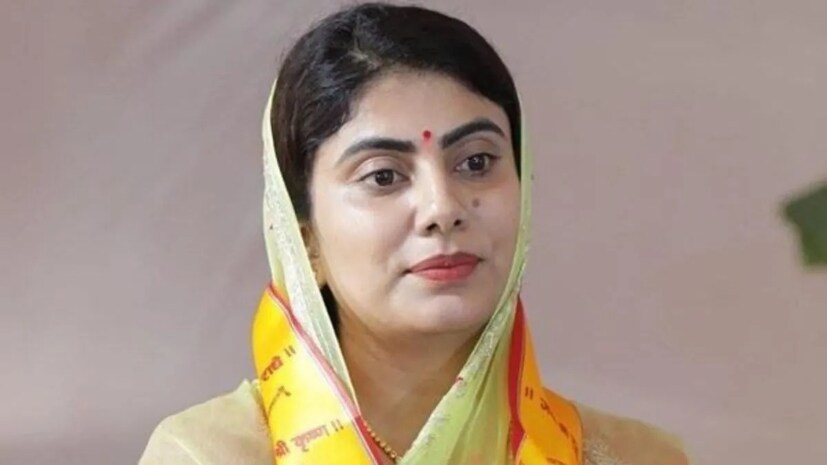 साधारणपणे, अभियांत्रिकी पूर्ण केल्यानंतर लोक या क्षेत्रात करिअर करतात, परंतु रिवाबाची कहाणी पूर्णपणे वेगळी आहे. शिक्षण पूर्ण केल्यानंतर, तिच्या आयुष्याने एक वळण घेतले आणि तिने राजकारणात प्रवेश केला. तिने राजकीय क्षेत्रात उल्लेखनीय कामगिरी केली.