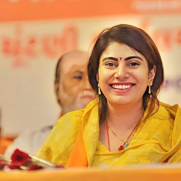 जेव्हा भाजपने तिला उमेदवार म्हणून नामांकित केले तेव्हा ती पहिल्याच प्रयत्नात विधानसभेत निवडून आली. आता, तिला गुजरात मंत्रिमंडळात राज्यमंत्री म्हणून नियुक्त करण्यात आले आहे. पण प्रश्न असा की रवींद्र जडेजाच्या पत्नीची कमाई किती?