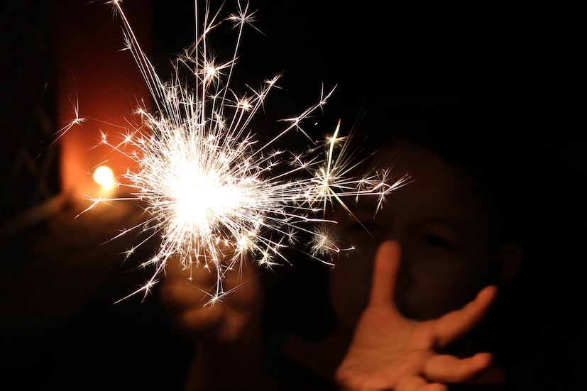कर्क (Cancer) - या दिवाळीला महालक्ष्मी राजयोग तुमच्यासाठी धनवृद्धी आणि नवीन संधींचे संकेत घेऊन आला आहे. नोकरी करणाऱ्या लोकांना अचानक बोनस किंवा पगारवाढीची बातमी मिळू शकते. व्यापाऱ्यांसाठी जुन्या गुंतवणुकीतून लाभ होण्याची शक्यता आहे. घरात एखादे शुभ कार्य होण्याचा योग तयार होत आहे. नात्यांमध्येही गोडवा वाढेल आणि जुने मतभेद दूर होतील. या दिवाळीला माता लक्ष्मीला कमळाची फुले अर्पण करा, ज्यामुळे तुमची आर्थिक स्थिरता कायम राहील.