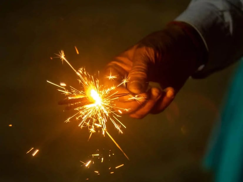 केवळ प्रदूषणच नाही तर फटाक्यांचा मोठा आवाज देखील मुलांसाठी धोकादायक आहे. तज्ञ आणि डॉक्टर म्हणतात की मोठ्या आवाजाच्या संपर्कात आल्याने अनेक मुलांच्या श्रवणशक्तीवर परिणाम होतो. यामुळे कान दुखणे, चिडचिड आणि झोपेच्या समस्या देखील उद्भवू शकतात.