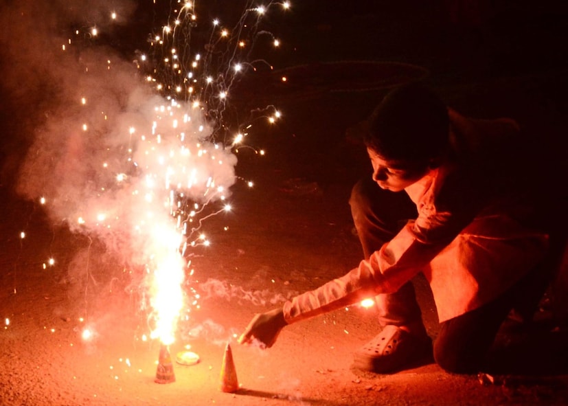जर फटाक्यांचा मोठा आवाज बराच काळ चालू राहिला आणि त्यामुळे होणारे प्रदूषण कायम राहिले तर त्यामुळे अनेक लोकांवर मानसिक ताण येऊ शकतो. ज्यांना अशा समस्या आहेत त्यांनी विशेषतः दूर राहावे.