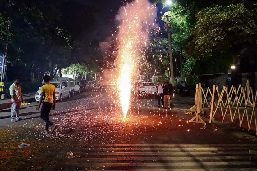 फटाक्यांमुळे मुलांना दुखापत होण्याचा धोका देखील असतो. फटाक्यांभोवती मुलांना कधीही एकटे सोडू नका आणि नेहमी त्यांच्यावर लक्ष ठेवा.