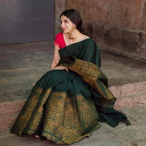 हो, भारतातील अनेक महिलांसोबत असे घडते. दुकानदार खऱ्या साडीच्या नावाखाली महिलांना बनावट साड्या विकतात. प्रत्यक्षात, खऱ्या आणि बनावट साडीमध्ये फरक करणे खूप कठीण आहे. म्हणूनच बाजारात दोन्ही साड्या सहज मिसळल्या जातात.