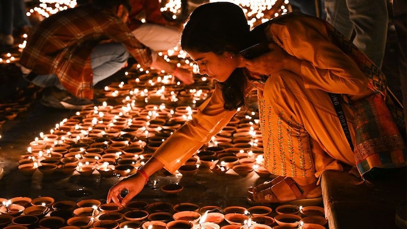 वाईटावर चांगल्याचा विजय साजरा करण्यासाठी दरवर्षी दिवाळीचा सण साजरा केला जातो. या दिवशी भारतातील लोक त्यांच्या घरी दिवे लावतात, एकमेकांच्या घरी जाऊन मिठाई वाटतात आणि लक्ष्मी आणि गणेशाची पूजा करतात.