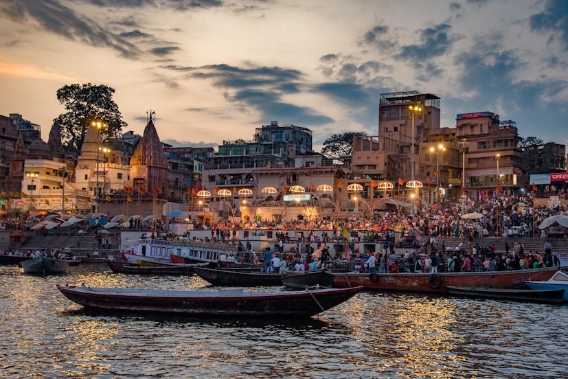 वाराणसी: तुम्ही वाराणसीला, ज्याला काशी किंवा बनारस असेही म्हणतात, सहजतेने बजेट-फ्रेंडली ट्रिप करू शकता. हे जगातील सर्वात प्रसिद्ध पर्यटन स्थळांपैकी एक मानले जाते. त्याच्या प्रसिद्ध घाटांना भेट दिल्याने एक शांत अनुभव मिळू शकतो. इथला निवास आणि जेवणासह तुमचा खर्च प्रति रात्री 1000 ते 1500 रुपयांपर्यंत असू शकतो.