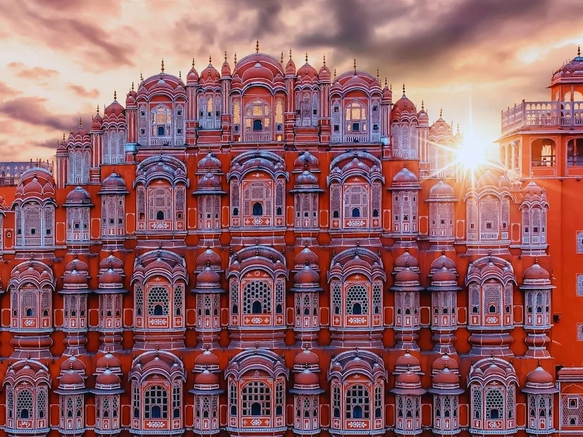 जयपूर: 'पिंक सिटी' म्हणून ओळखले जाणारे जयपूर हे बजेट-फ्रेंडली ट्रिपसाठी एक चांगला पर्याय असू शकते. येथील प्रसिद्ध किल्ले आणि राजवाडे तुम्हाला मोहित करतील. वसतिगृहात राहण्याची सोय प्रति रात्री 500 रुपयांपासून सुरू होते, ज्यामुळे जेवण आणि राहण्याची एकूण किंमत सुमारे 3000 रुपये होते.