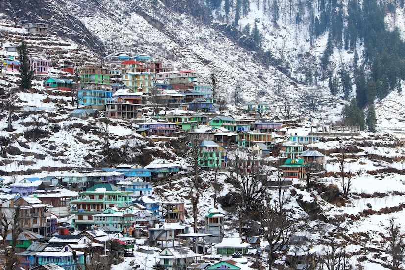 कसोल: जर तुम्हाला कमी बजेटमध्ये पर्वतांची शांतता आणि नैसर्गिक सौंदर्य अनुभवायचे असेल, तर हिमाचल प्रदेशातील कसोल हे तुमच्यासाठी एक उत्तम ठिकाण आहे. येथील सुंदर पर्वत आणि मनमोहक दृश्ये तुमचे मन नक्कीच जिंकतील. कसोलची सहल खूप परवडणारी आहे. टीप : (वरील माहिती सामान्य माहितीवर आधारीत आहेत. न्यूज 18 मराठी याची पुष्टी करत नाही. आपला उद्देश तुमच्यापर्यंत माहिती पोहोचवण्याचा आहे.)