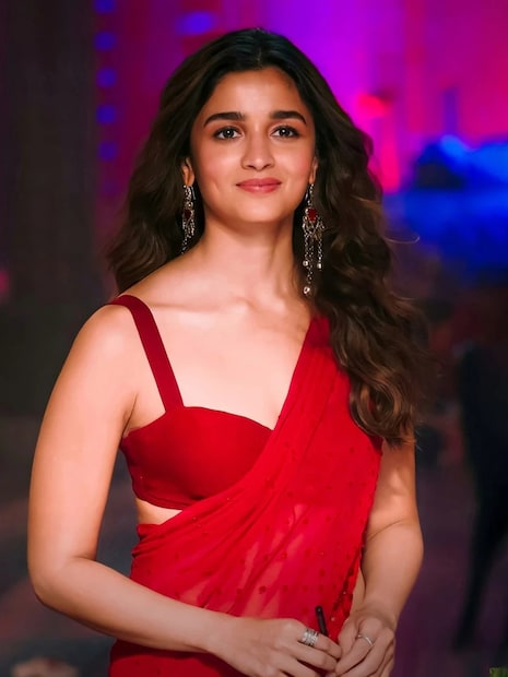 एथनिक आउटफिट्ससोबत थोडा ग्लॅम मेकअप चांगला दिसतो. तो चेहऱ्याचे सौंदर्य वाढवतो आणि एकंदरीत परिपूर्ण लूक देतो. मेकअप केल्यानंतर, जेव्हा लिपस्टिकचा विचार येतो तेव्हा तुम्हाला शेडबद्दल थोडा विचार करावा लागतो. कोणता लिपस्टिक रंग चेहरा आणि ड्रेसला शोभेल आणि तो खूप बोल्ड आहे की खूप हलका आहे. जर तुम्हीही एथनिक आउटफिट्ससाठी लिपस्टिकबद्दल गोंधळलेले असाल, तर तुमच्या किटमध्ये हे शेड्स नक्की ठेवा.