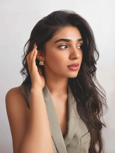 न्यूड शेड: जर तुम्ही हलका मेकअप आणि लिपस्टिक लावत असाल तर न्यूड रंग निवडा. न्यूड लिपस्टिक तुम्हाला नैसर्गिकरित्या ग्लॅमरस लूक देईल. ती कोणत्याही रंगाशी जुळेल आणि तुम्हाला सुंदर दिसेल.