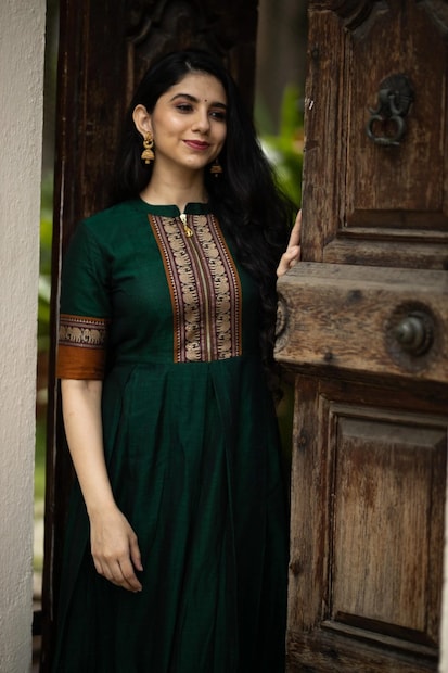 हिरवा रंग: ज्योतिषशास्त्रानुसार, बुध ग्रहाचा संबंध हिरव्या रंगाशी आहे. लक्ष्मीपूजनाच्या वेळी हिरवे कपडे परिधान केल्याने तुमची आर्थिक परिस्थिती मजबूत होते आणि जीवनात अनेक नवीन संधी मिळतात असे मानले जाते.
