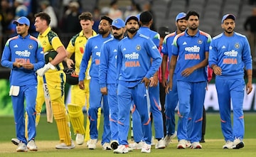 रोहित फॉर्ममध्ये असताना मिशेलने काढलं ट्रम्प कार्ड, जाळ्यात 'असा' अडकला हिटमॅन रोहित फॉर्ममध्ये असताना मिशेलने काढलं ट्रम्प कार्ड, जाळ्यात 'असा' अडकला हिटमॅन