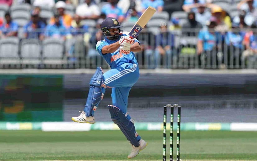 रोहित शर्माने 74 चेंडूत अर्धशतक पूर्ण केले. 2015 नंतरचे हे त्याचे एकदिवसीय क्रिकेटमधील सर्वात हळू अर्धशतक होते. रोहितचे एकदिवसीय क्रिकेटमधील हे 59 वे अर्धशतक होते. या सामन्यात रोहित शर्माने 7 चौके आणि 2 सिक्स मारले आणि त्याने अर्धशतक पूर्ण केल.