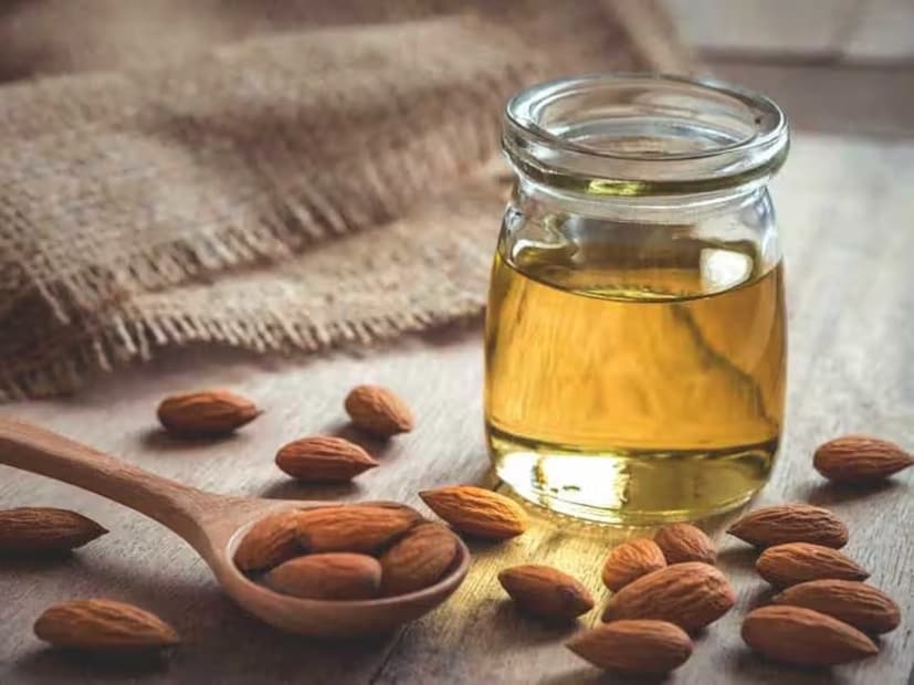 हिवाळ्यात, तुम्ही केसांना बदाम तेल किंवा तीळ तेल असे हलके तेल लावावे. असे केल्याने केसांचा पोत टिकून राहण्यास मदत होते.