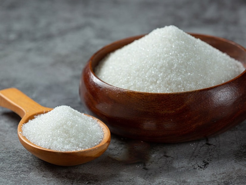 मुंग्यांना दूर ठेवते: लवंगाचा तीव्र आणि नैसर्गिक वास मुंग्यांना साखरेच्या डब्याजवळ येण्यापासून प्रभावीपणे थांबवतो.