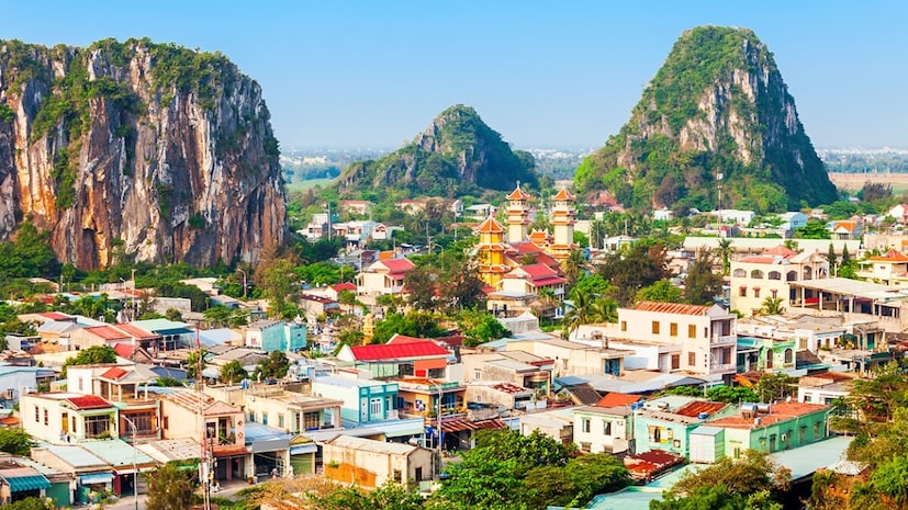 येथे भेट देण्यासाठी तुम्ही हो ची मिन्ह किंवा हनोई सारख्या व्हिएतनामी शहरांची तिकिटे मिळवू शकता. लक्षात ठेवण्याची एक महत्त्वाची गोष्ट म्हणजे तुम्हाला भेट देण्यासाठी व्हिसासाठी अर्ज करणे आवश्यक आहे, जो 30 दिवसांसाठी वैध आहे.