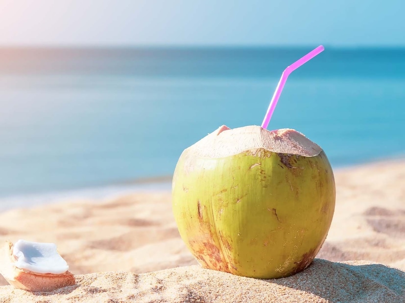 नारळाच्या पाण्याचे अनेक आरोग्यदायी फायदे आहेत. ते आपल्याला हायड्रेटेड ठेवण्यास मदत करते आणि मूत्रपिंडाचे कार्य सुधारते. तथापि, त्यात पोटॅशियमचे प्रमाण जास्त असते, जे जास्त प्रमाणात सेवन केल्यास हानिकारक ठरू शकते. आठवड्यातून चार वेळा नारळाचे पाणी प्यायल्यास काय होईल ते पाहूया.