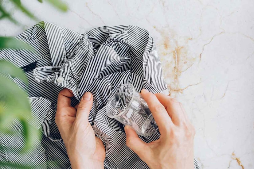 जर तुम्हालाही या समस्येचा सामना करावा लागत असेल तर काळजी करण्याची गरज नाही. काही सोप्या आणि प्रभावी गुप्त स्वच्छता टिप्स अवलंबून, तुम्ही तुमचे कापसाचे कपडे दीर्घकाळ नवीन आणि चमकदार ठेवू शकता.