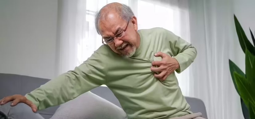 जेव्हा हृदय कमकुवत होते, तेव्हा ते शरीराला आवश्यक तितके रक्त पंप करू शकत नाही. परिणामी, अवयवांपर्यंत कमी ऑक्सिजन पोहोचते आणि शरीराला जास्त काम करावे लागते. म्हणूनच लोकांना सतत थकवा किंवा सुस्ती जाणवते.