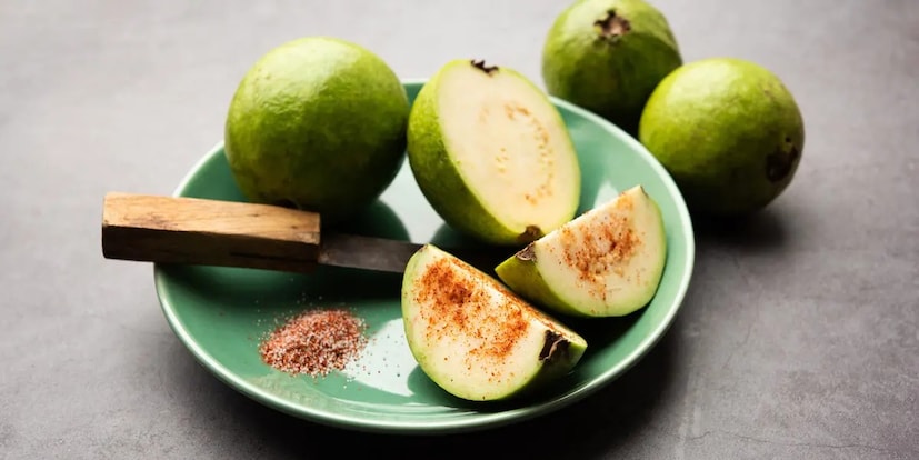 बाजारात दोन प्रकारचे पेरू विकले जातात: पांढरा पेरू आणि गुलाबी पेरू. दोन्हीही आरोग्यासाठी चांगले असले तरी, आज आम्ही तुम्हाला सांगणार आहोत की मधुमेहासाठी कोणता पेरू जास्त फायदेशीर आहे.