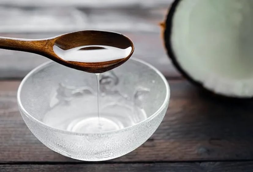 आवळ्याच्या तेलाऐवजी तुम्ही बदाम तेल देखील वापरू शकता. नारळाचे तेल वितळवा आणि नंतर 1-2 चमचे बदाम तेल पूर्णपणे मिसळा. हे तेल संपूर्ण हिवाळ्यात घट्ट होत नाही आणि ते सहजपणे वापरले जाऊ शकते.