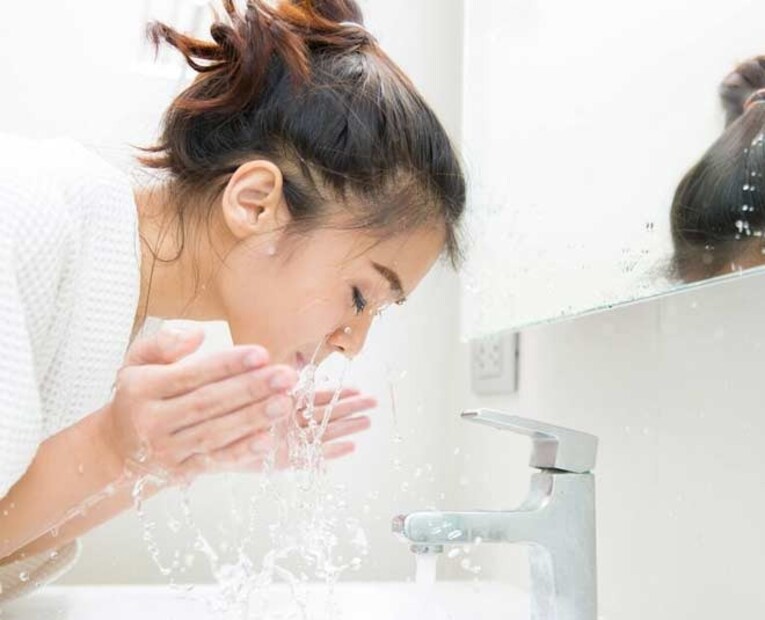 डोळे धुवा - दिवसभर काम केल्यानंतर, थंड, स्वच्छ पाण्याने डोळे स्वच्छ धुवा. यामुळे साचलेले प्रदूषण दूर होते आणि डोळे स्वच्छ राहतात. तथापि, डोळे चोळणे टाळा.