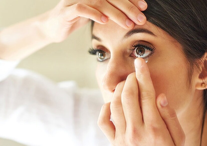 कॉन्टॅक्ट लेन्सची खबरदारी: प्रदूषित वातावरणात कॉन्टॅक्ट लेन्स घालणे टाळा, कारण धुळीचे कण त्यांच्यावर चिकटू शकतात आणि डोळ्यांना संसर्ग होऊ शकतात. जर ते घालणे आवश्यक असेल तर योग्य स्वच्छता पाळा आणि तुमच्या चष्म्यावर घालता येतील असे संरक्षक गॉगल वापरा.