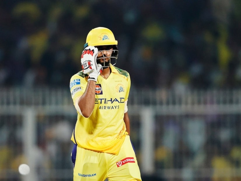 आता, चेन्नईला उत्तर सापडले आहे असे दिसते आणि ते म्हणजे उर्विल पटेल. या तरुण यष्टीरक्षक-फलंदाजाने अलिकडेच धोनीप्रमाणेच स्टंपच्या मागे विजेच्या वेगाने स्टम्पिंग केल्याचा व्हिडिओ सध्या चांगलाच व्हायरल होत आहे.