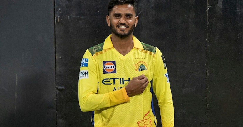 उर्विल पटेलने त्याच्या इंस्टाग्रामवर एक व्हिडिओ शेअर केला आहे, ज्यामध्ये तो धोनी त्याच्या उत्तम काळात जसा खेळायचा तसा स्टंपच्या मागे प्रतिक्रिया देताना दिसतो.