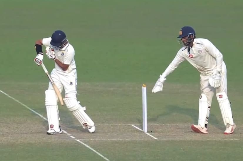 व्हिडिओमध्ये, फलंदाज फक्त एका क्षणासाठी क्रीजच्या बाहेर असतो आणि गोलंदाजाने चेंडू टाकला आणि फक्त काही सेकंदच गेले, उर्विलने क्षणार्धात बेल्स काढून विकेट घेतली. 