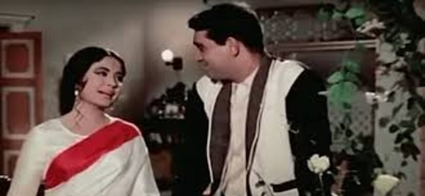  मेरे भैया-मेरा चंदा : 'काजल' या 1965 रोजी प्रदर्शित झालेल्या चित्रपटातील 'मेरे भैया, मेरे चंदा' हे गाणं बहिणीला असलेलं भावाबद्दलचं प्रेम दर्शवतं. रवि जी यांनी संगीतबद्ध केलेलं गहे गाणं आशा भोसले यांनी आपल्या मधूर आवाजात गायलं आहे.