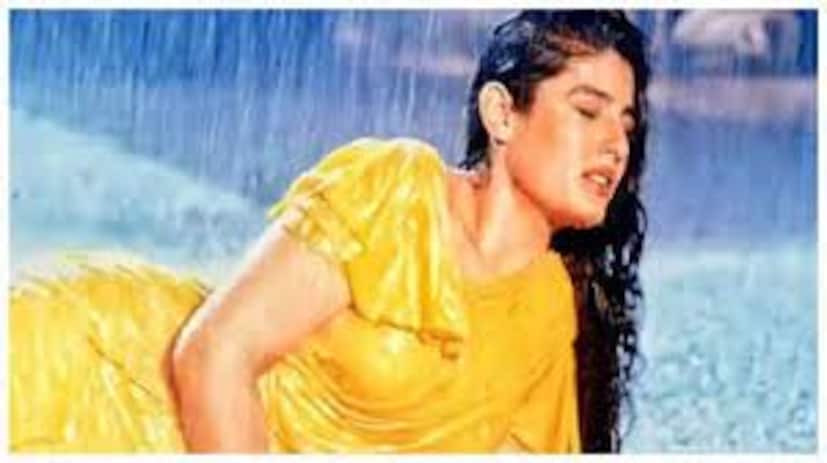  'टिप टिप बरसा पानी'च्या शूटिंगदरम्यान रवीना जखमी झाली होती. रवीना टंडनने रिअॅलिटी शो 'इंडियाज बेस्ट डान्सर 4' मध्ये या गाण्याच्या शूटिंगमागची गोष्ट शेअर केली होती. तिने सांगितलं की, 'टिप टिप बरसा पानी'च्या शूटिंगमुळे तिला अनेक अडचणींना सामोरं जावं लागलं. रवीना म्हणाली की, हे गाणं एका कन्स्ट्रक्शन साइटवर शूट केलं जात होतं. त्यामुळे तेव्हा तिचे पाय जखमी झाले होते. तसेच त्यावेळी तिला पीरियड्सदेखील आले होते. त्यामुळे तिचं पोट दुखत होतं. दुसरीकडे पावसात भिजल्याने तिला तापही आला होता.