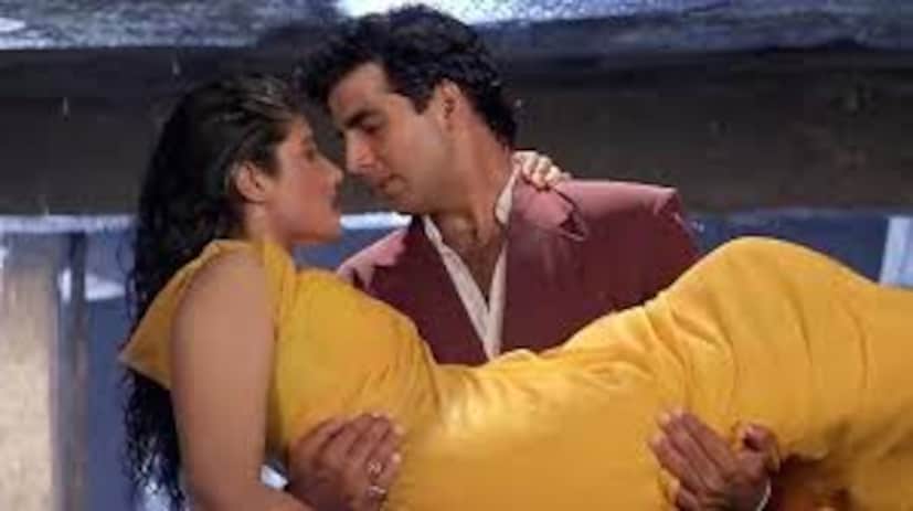  1994 मध्ये आलेला 'मोहरा' हा चित्रपट सुपरहिट ठरला होता. या चित्रपटात रवीनासोबत अक्षय कुमार झळकला होता. या चित्रपटातील “टिप टिप बरसा पानी” हे गाणं ब्लॉकबस्टर ठरलं आणि या गाण्यामुळे रवीनाला एका रात्रीत डान्सिंग क्वीन म्हणून ओळख मिळाली. पण या गाण्याशी एक मनोरंजक किस्सा आहे. एका मुलाखतीत रवीनाने सांगितलं होतं की या गाण्याच्या शूटिंगदरम्यान रणवीर सिंग सेटवर उपस्थित होता आणि तिने त्याला सेटच्या बाहेर जाण्यास सांगितलं होतं. रवीनाने सांगितलं की त्या वेळी रणवीर अजून लहान आणि खूप खोडकर होता. “टिप टिप बरसा पानी” हे गाणं अत्यंत सेंशुअल होतं. माझं मत असं होतं की अशा दृश्यांकडे पाहण्याची एक ठराविक वयमर्यादा असते, आणि त्या वेळी रणवीर त्या वयाचा नव्हता. त्यामुळे मी प्रोड्यूसरला विनंती केली होती की सेटवर फक्त पालकांनाच राहू द्यावं आणि मुलांना बाहेर पाठवावं. त्यामुळे रणवीरला सेटच्या बाहेर पाठवण्यात आलं होतं".