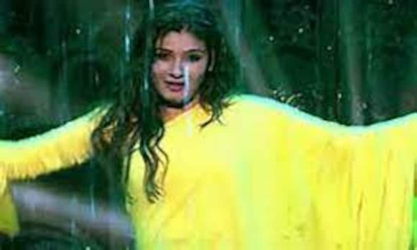  'टिप टिप बरसा पानी'च्या शूटिंगबाबत बोलताना रवीना म्हणाली,"हे गाणं कन्स्ट्रक्शन साइटवर शूट केलं जात होतं. मी अनवाणी पायांनी शूट करत होते त्यामुळे पायाला दुखापत झाली. पावसात भिजल्यामुळे मला ताप आला आणि मी आजारी पडले. तुम्हाला स्क्रीनवर जे ग्लॅमर दिसतं, त्यामागे वास्तव काही वेगळंच असतं. रिहर्सलदरम्यान आम्हाला अनेक अडचणींचा सामना करावा लागतो. अनेकदा जखमा होतात, पण तरीही आम्हाला आमचं काम करत राहावं लागतं. कितीही वेदना होत असतील तरी हसत-हसत काम करावं लागतं.