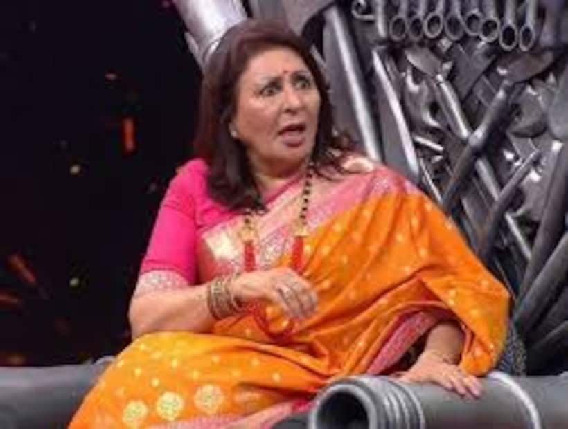  वंदना गुप्ते सध्या एका वेगळ्याच कारणाने चर्चेत आहेत. एबीपीला दिलेल्या मुलाखतीत त्या म्हणाल्या,"मी माझे पती शिरीष यांच्यासोबत जयपूरला फिरायला गेले होते तेव्हा त्यांनी मला जयपूरच्या राजघराण्यातला एक दागिना घेऊन दिला".