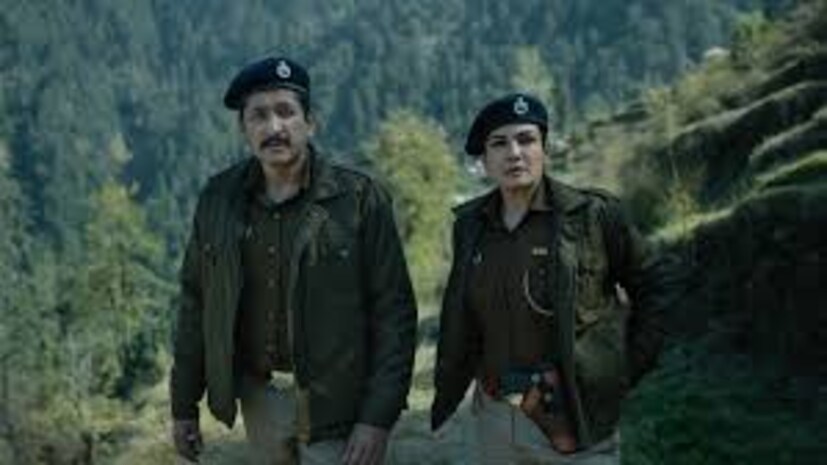  अरण्यक (Aranyak) : रवीना टंडनने 90 च्या दशकात प्रेक्षकांच्या हृदयावर राज्य केलं होतं, पण आजच्या काळात ती ओटीटीवर देखील तितकीच धडाकेबाज कामगिरी करत आहे. तिने ओटीटीवर यशस्वीपणे पदार्पण केलं. 2021 मध्ये तिने नेटफ्लिक्सवरील ‘अरण्यक’ या वेब सीरिजच्या माध्यमातून पदार्पण केलं. या वेबसीरिजमध्ये रवीना एका महिला पोलीस अधिकारीच्या भूमिकेत दिसली. या सिरीजमध्ये तिने पुन्हा एकदा आपल्या दमदार अभिनयाची झलक दाखवली आहे. IMDb वरही या सीरिजला 7.7 ची रेटिंग मिळाली आहे. कथेबद्दल बोलायचं झालं तर, ‘अरण्यक’ ही कथा हिमाचल प्रदेशातील एका काल्पनिक डोंगराळ गावाची आहे. जिथे घडलेल्या एका रहस्यमय मर्डर केसमुळे संपूर्ण गाव हादरून जातं. परमब्रत चट्टोपाध्याय, आशीष विद्यार्थी, इंदुश्री गोयल, मेघना मलिक यांसारख्या कलाकार या सीरिजमध्ये मुख्य भूमिकेत आहेत. या सिरीजमध्ये एकूण 8 एपिसोड्स आहेत. विनय वायकुळने या सीरिजच्या दिग्दर्शनाची धुरा सांभाळली आहे.