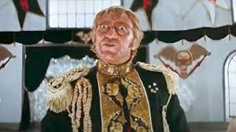  मिस्टर इंडिया मधील मोगेंबोचा लुक आजही तितकाच लक्षात राहणारा आहे जितका चित्रपटाचा तो आयकॉनिक डायलॉग. हा लुक केवळ एका पात्राची ओळख ठरला नाही, तर हिंदी सिनेमाच्या इतिहासात एक नवीन अध्यायही लिहून गेला.